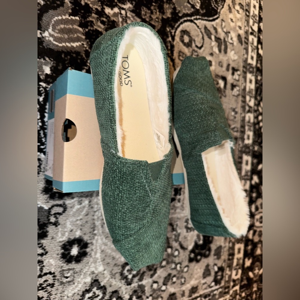 TOMS “forest green chenille faux fur” - size 9 - used